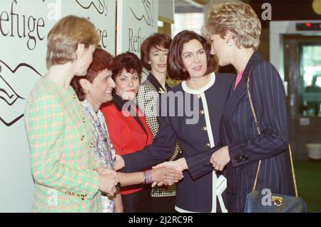 Prinzessin Diana, die Prinzessin von Wales, besucht die WOHLTÄTIGKEITSREFUGIUM.viele Frauen verdanken ihr Überleben dem West-Londoner Rettungszentrum für misshandelte Frauen, und das Zentrum verdankt seine eigene Existenz der Prinzessin. Auf diesen Bildern trifft sich Prinzessin Diana und schüttelt sich die Hände mit Kiranjit Aluwhalia, die wegen des Tötens ihres brutalen Mannes inhaftiert wurde. Schauspieler Maureen Lipman und Comedienne Ruby Wax sind ebenfalls in der Reihe, zwei der Prominenten, die ebenfalls an der Veranstaltung teilgenommen haben. Bild aufgenommen am 22.. März 1993 Stockfoto