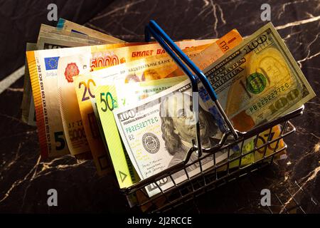 Korb mit Banknoten verschiedener Länder: euro, US-Dollar, Russische Rubel, Weißrussische Rubel Stockfoto