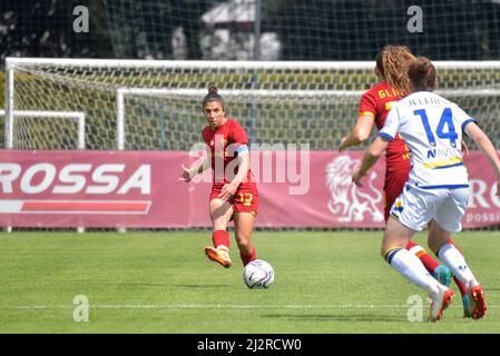 Rom, Italien. 03. April 2022. 13 Elisa Bartoli von AS Roma Women Ring Italiana Football Championship League A Women 2021/2022 day 19 match between AS Roma Women vs Hellas Verona Women at the Tre Fontane Stadium on April 3, 2022, in Rome, Italy (Photo by Roberto Bettacchi/Pacific Press/Sipa USA) Credit: SIPA USA/Alamy Live News Stockfoto