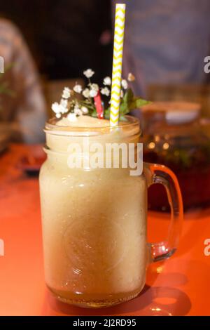 Gesundes Frühstück. Bananenmandel-Smoothie mit Zimt- und Haferflocken und Kokosmilch in Gläsern Stockfoto