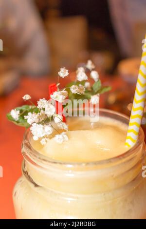 Gesundes Frühstück. Bananenmandel-Smoothie mit Zimt- und Haferflocken und Kokosmilch in Gläsern Stockfoto