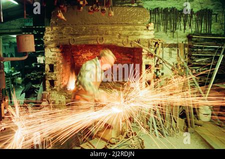 Teesside 2000 Tourist Attractions Feature, 22.. Juli 1993. Schmied Peat Oberon, beschäftigt bei der Arbeit in seinem Laden im Preston Park Museum. Stockfoto