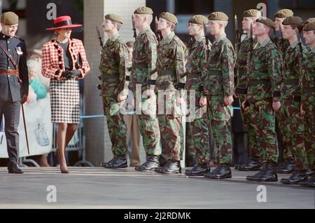 Prinzessin Diana, die Prinzessin von Wales, besucht Portsmouth, um die Freiheit der Stadt zu erhalten. Die Prinzessin inspiziert Mitglieder des Bataillons von 1., des königlichen Regiments der Prinzessin von Wale. Bild aufgenommen am 16.. Oktober 1992 Stockfoto