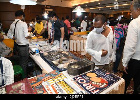Kalkutta, Indien. 03. April 2022. Drei Tage lang fand am 3. April 2022 eine numismatische Ausstellung in Kalkutta, Indien, statt. Zur Feier des 125.. Geburtstags von Netaji Subhas Chandra Bose und des Verkaufs verschiedener Münzen und Währungen der Welt von der Antike bis zur Moderne, einschließlich Gold und Silber. (Foto von Biswarup Ganguly/Pacific Press/Sipa USA) Quelle: SIPA USA/Alamy Live News Stockfoto
