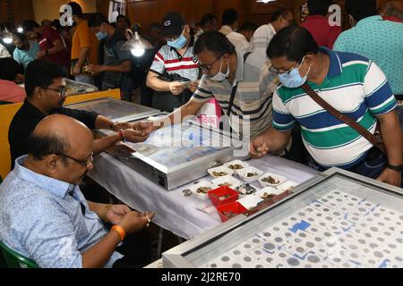 Kalkutta, Indien. 03. April 2022. Drei Tage lang fand am 3. April 2022 eine numismatische Ausstellung in Kalkutta, Indien, statt. Zur Feier des 125.. Geburtstags von Netaji Subhas Chandra Bose und des Verkaufs verschiedener Münzen und Währungen der Welt von der Antike bis zur Moderne, einschließlich Gold und Silber. (Foto von Biswarup Ganguly/Pacific Press/Sipa USA) Quelle: SIPA USA/Alamy Live News Stockfoto