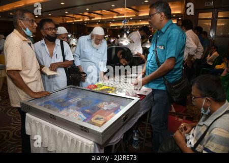 Kalkutta, Indien. 03. April 2022. Drei Tage lang fand am 3. April 2022 eine numismatische Ausstellung in Kalkutta, Indien, statt. Zur Feier des 125.. Geburtstags von Netaji Subhas Chandra Bose und des Verkaufs verschiedener Münzen und Währungen der Welt von der Antike bis zur Moderne, einschließlich Gold und Silber. (Foto von Biswarup Ganguly/Pacific Press/Sipa USA) Quelle: SIPA USA/Alamy Live News Stockfoto