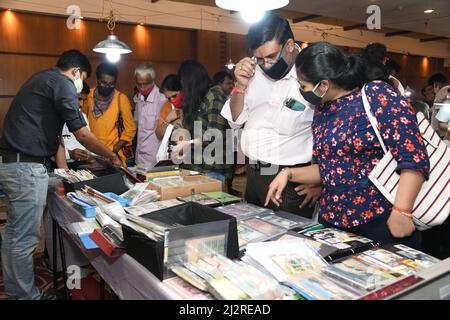 Kalkutta, Indien. 03. April 2022. Drei Tage lang fand am 3. April 2022 eine numismatische Ausstellung in Kalkutta, Indien, statt. Zur Feier des 125.. Geburtstags von Netaji Subhas Chandra Bose und des Verkaufs verschiedener Münzen und Währungen der Welt von der Antike bis zur Moderne, einschließlich Gold und Silber. (Foto von Biswarup Ganguly/Pacific Press/Sipa USA) Quelle: SIPA USA/Alamy Live News Stockfoto