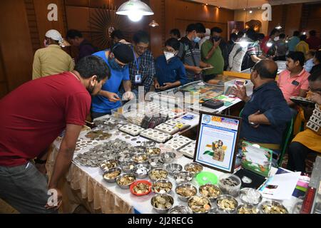 Kalkutta, Indien. 03. April 2022. Drei Tage lang fand am 3. April 2022 eine numismatische Ausstellung in Kalkutta, Indien, statt. Zur Feier des 125.. Geburtstags von Netaji Subhas Chandra Bose und des Verkaufs verschiedener Münzen und Währungen der Welt von der Antike bis zur Moderne, einschließlich Gold und Silber. (Foto von Biswarup Ganguly/Pacific Press/Sipa USA) Quelle: SIPA USA/Alamy Live News Stockfoto