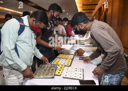 Kalkutta, Indien. 03. April 2022. Drei Tage lang fand am 3. April 2022 eine numismatische Ausstellung in Kalkutta, Indien, statt. Zur Feier des 125.. Geburtstags von Netaji Subhas Chandra Bose und des Verkaufs verschiedener Münzen und Währungen der Welt von der Antike bis zur Moderne, einschließlich Gold und Silber. (Foto von Biswarup Ganguly/Pacific Press/Sipa USA) Quelle: SIPA USA/Alamy Live News Stockfoto
