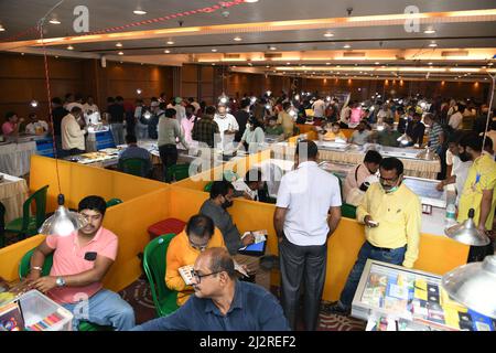 Kalkutta, Indien. 03. April 2022. Drei Tage lang fand am 3. April 2022 eine numismatische Ausstellung in Kalkutta, Indien, statt. Zur Feier des 125.. Geburtstags von Netaji Subhas Chandra Bose und des Verkaufs verschiedener Münzen und Währungen der Welt von der Antike bis zur Moderne, einschließlich Gold und Silber. (Foto von Biswarup Ganguly/Pacific Press/Sipa USA) Quelle: SIPA USA/Alamy Live News Stockfoto