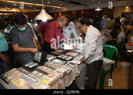 Kalkutta, Indien. 03. April 2022. Drei Tage lang fand am 3. April 2022 eine numismatische Ausstellung in Kalkutta, Indien, statt. Zur Feier des 125.. Geburtstags von Netaji Subhas Chandra Bose und des Verkaufs verschiedener Münzen und Währungen der Welt von der Antike bis zur Moderne, einschließlich Gold und Silber. (Foto von Biswarup Ganguly/Pacific Press/Sipa USA) Quelle: SIPA USA/Alamy Live News Stockfoto