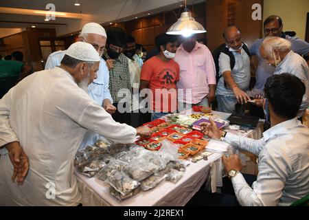 Kalkutta, Indien. 03. April 2022. Drei Tage lang fand am 3. April 2022 eine numismatische Ausstellung in Kalkutta, Indien, statt. Zur Feier des 125.. Geburtstags von Netaji Subhas Chandra Bose und des Verkaufs verschiedener Münzen und Währungen der Welt von der Antike bis zur Moderne, einschließlich Gold und Silber. (Foto von Biswarup Ganguly/Pacific Press/Sipa USA) Quelle: SIPA USA/Alamy Live News Stockfoto