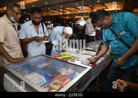 Kalkutta, Indien. 03. April 2022. Drei Tage lang fand am 3. April 2022 eine numismatische Ausstellung in Kalkutta, Indien, statt. Zur Feier des 125.. Geburtstags von Netaji Subhas Chandra Bose und des Verkaufs verschiedener Münzen und Währungen der Welt von der Antike bis zur Moderne, einschließlich Gold und Silber. (Foto von Biswarup Ganguly/Pacific Press/Sipa USA) Quelle: SIPA USA/Alamy Live News Stockfoto
