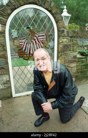 Jim Bowen bei der Eisenbahn, die an seinem Haus in Arkholme, Lancashire, vorbeifährt. 9.. April 1993. Stockfoto