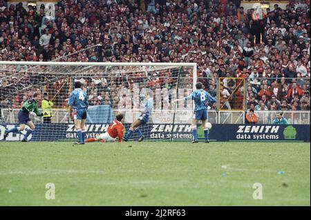 Nottingham Forest gegen Southampton Zenith Data Cup Finale bei Wembley 1992. Nottingham Forest gewann 3-2 nach zusätzlicher Zeit mit zwei Toren von Scot Gemmill und einem von Kingsley Black. Der Zenith Data Systems Cup lief nach der Katastrophe im Heysel-Stadion nur etwa 7 Jahre (1985 - 1992), als alle englischen Clubs aus Europa verbannt wurden.(Bild) Tormaul-Aktion am Southampton-Ende 29.. März 1992 Stockfoto