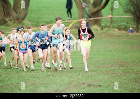 NECAA jährliche Cross-Country-Meisterschaften für Herren und Damen an der Acklam Grange School, Acklam, Middlesbrough, 11.. Dezember 1993. Die Nummer 86, J Knox von Mandale Harriers führt das Feld bergauf beim 2,5-Meilen-Rennen der Jungen. Stockfoto