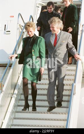 Prinzessin Diana, die Prinzessin von Wales, mit dem CEO von Virgin Atlantic, Richard Branson.heute startet die Prinzessin den neuen Airbus 340 von Richard Branson, dem Geschäftsmagnaten von Virgin Atlantic. Es heißt „die Dame in Rot“ am Flughafen Heathrow, London Bild aufgenommen am 6.. Dezember 1993 Stockfoto