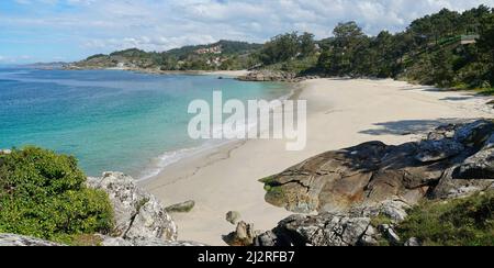 Küste mit Sandstrand und Felsen in der Nähe von Aldan in Galicien, Spanien, Atlantik, Pontevedra Provinz, Rias Baixas, Areacova Strand Stockfoto