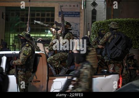 Gaza, Palästina. 02. April 2022. Palästinensische Schützen aus Saraya al-Quds, dem militärischen Flügel des Islamischen Dschihad, nehmen an einer Militärparade im südlichen Gazastreifen Teil. Israelische Sicherheitskräfte töteten zuvor drei Aktivisten des Islamischen Jihad in der Nähe der Stadt Jenin im nördlichen Westjordanland. (Foto von Yousef Masoud/SOPA Images/Sipa USA) Quelle: SIPA USA/Alamy Live News Stockfoto