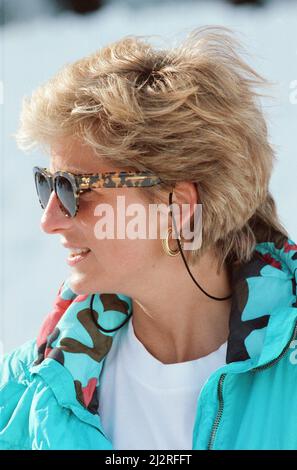 Ihre Königliche Hoheit Prinzessin Diana, die Prinzessin von Wales, genießt einen Skiurlaub in Lech, Österreich. Prinz William und Prinz Harry begleiten sie auf ihrer Reise. Bild aufgenommen am 1.. April 1993 Stockfoto