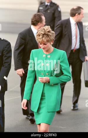 Prinzessin Diana, Prinzessin von Wales, kommt in Paris an. Bild aufgenommen am 13.. November 1992 Stockfoto