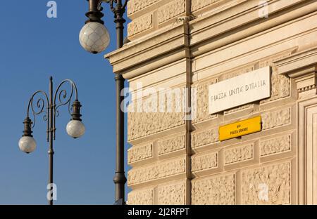 Schilder an der Außenwand des Praefektur-Palastes auf der Piazza Unità d'Italia, dem Hauptplatz von Triest, Italien, mit dem aktuellen Namen und dem p Stockfoto