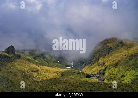 Die zerklüfteten alpinen Schluchten und Spalten des Humphries Castle auf dem Vulkan Mount Taranaki (Neuseeland) waren von bedrohlichen Wolken umhüllt. Stockfoto