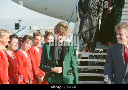 Prinzessin Diana, die Prinzessin von Wales, mit dem CEO von Virgin Atlantic, Richard Branson.heute startet die Prinzessin den neuen Airbus 340 von Richard Branson, dem Geschäftsmagnaten von Virgin Atlantic. Es heißt „die Dame in Rot“ am Flughafen Heathrow, London Bild aufgenommen am 6.. Dezember 1993 Stockfoto