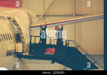 Prinzessin Diana, die Prinzessin von Wales, mit dem CEO von Virgin Atlantic, Richard Branson.heute startet die Prinzessin den neuen Airbus 340 von Richard Branson, dem Geschäftsmagnaten von Virgin Atlantic. Am Flughafen Heathrow heißt es „The Lady in Red“. London. Bild aufgenommen am 6.. Dezember 1993 Stockfoto