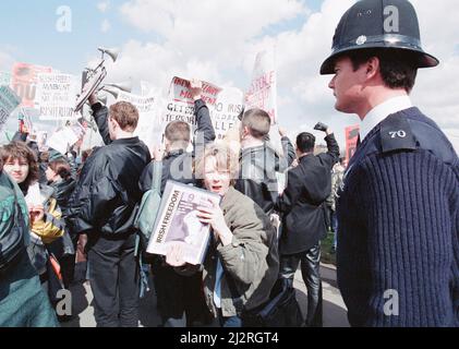 Irish Freedom Movement versucht, die irische in-Britain-Kundgebung für den Frieden, Hyde Park, London, Sonntag, 4.. April 1993, zu entführen. Die irische Kundgebung für den Frieden in Großbritannien war eine direkte Reaktion auf den Bombenangriff der IRA in Warrington, in der englischen Grafschaft von Cichhire (20.. März 1993), als zwei Jungen von Terroristen getötet wurden, war die Morde an zwei Unschuldigen für viele, die durch ihr Schweigen den bewaffneten Kampf unterstützt hatten, ein Schritt zu weit. Stockfoto