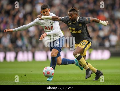 London, Großbritannien. 03. April 2022. 03. April 2022 - Tottenham Hotspur gegen Newcastle United - Premier League - Tottenham Hotspur Stadium Alain Saint-Maximin stellt sich Cristian Romero vor Bildnachweis: Credit: Mark Pain/Alamy Live News Stockfoto
