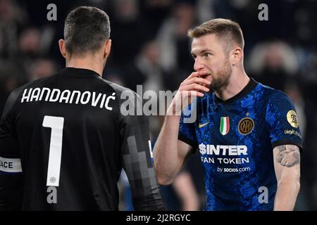 Turin, Italien. 03. April 2022. Samir Handanovic vom FC Internazionale und Milan Skriniar vom FC Internazionale während des Fußballspiels der Serie A 2021/2022 zwischen dem FC Juventus und dem FC Internazionale im Juventus-Stadion in Turin (Italien), 3.. April 2022. Foto Andrea Staccioli/Insidefoto Kredit: Insidefoto srl/Alamy Live News Stockfoto