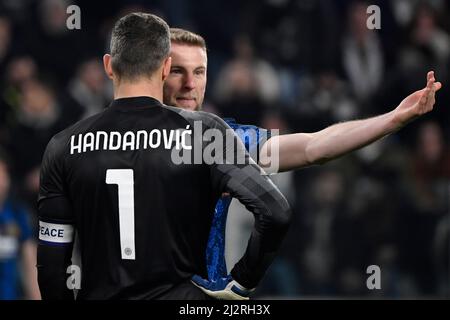 Turin, Italien. 03. April 2022. Samir Handanovic vom FC Internazionale und Milan Skriniar vom FC Internazionale während des Fußballspiels der Serie A 2021/2022 zwischen dem FC Juventus und dem FC Internazionale im Juventus-Stadion in Turin (Italien), 3.. April 2022. Foto Andrea Staccioli/Insidefoto Kredit: Insidefoto srl/Alamy Live News Stockfoto