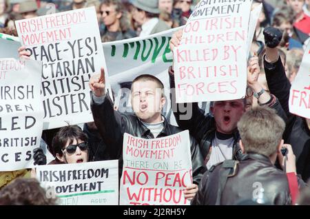 Irish Freedom Movement versucht, die irische in-Britain-Kundgebung für den Frieden, Hyde Park, London, Sonntag, 4.. April 1993, zu entführen. Die irische Kundgebung für den Frieden in Großbritannien war eine direkte Reaktion auf den Bombenangriff der IRA in Warrington, in der englischen Grafschaft von Cichhire (20.. März 1993), als zwei Jungen von Terroristen getötet wurden, war die Morde an zwei Unschuldigen für viele, die durch ihr Schweigen den bewaffneten Kampf unterstützt hatten, ein Schritt zu weit. Stockfoto