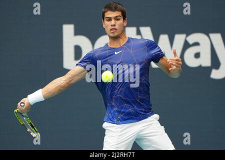 Miami Gardens, Florida, USA. April, 3 - Miami Gardens: Carlos Alcaraz (ESP) spielt hier Casper Ruud(NOR) während der Finals der Miami Open 2022. Kredit: Andrew Patron/MediaPunch Gutschrift: MediaPunch Inc/Alamy Live Nachrichten Stockfoto