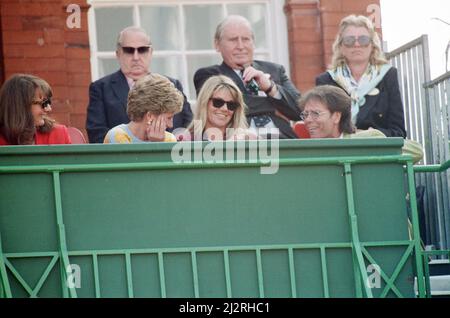 Cliff Richard tritt Prinzessin Diana bei den Stella Artois Tennis Championships in West London in die königliche Box ein. 13.. Juni 1993. Stockfoto