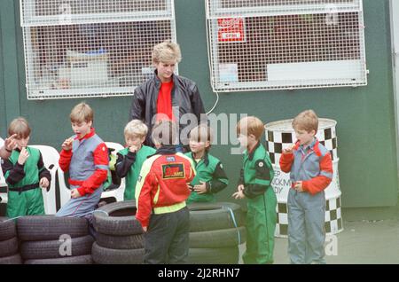 Prinzessin Diana, die Prinzessin von Wales, nimmt ihre Söhne Prinz William und Prinz Harry und einige ihrer Freunde mit, um auf der Rennstrecke Buckmore Park in der Nähe von Chatham, Kent, England, Go-Kart zu fahren. Prinz Charles eröffnete an diesem Tag ein Kindermuseum, Eureka! In Halifax, Yorkshire Aufnahme vom 9.. Juli 1992 Stockfoto