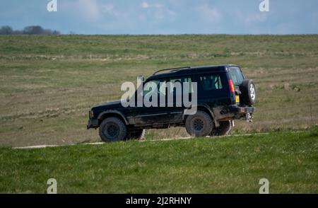 Land Rover Discovery 4x4 Geländefahrzeug, das auf einer Steinstrecke fährt Stockfoto