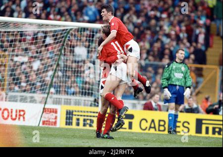 Nottingham Forest gegen Southampton Zenith Data Cup Finale bei Wembley 1992. Nottingham Forest gewann 3-2 nach zusätzlicher Zeit mit zwei Toren von Scot Gemmill und einem von Kingsley Black. Der Zenith Data Systems Cup lief erst etwa 7 Jahre (1985 - 1992) nach der Katastrophe im Heysel-Stadion, als alle englischen Clubs aus Europa verbannt wurden.(Bild) Spieler im Nottingham Forest feiern ihr Ziel. 29.. März 1992 Stockfoto