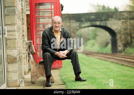 Jim Bowen bei der Eisenbahn, die an seinem Haus in Arkholme, Lancashire, vorbeifährt. 9.. April 1993. Stockfoto