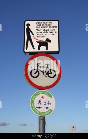 Hunde müssen an der Schnur, keine Fahrräder, Cardiff Bay Trail, Schilder auf Cardiff Bay Staudamm gehalten werden Stockfoto