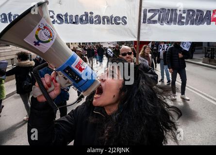 Madrid, Spanien. 03. April 2022. Während einer Demonstration gegen den Ukraine-Krieg und die Rolle des "imperialistischen Expansionismus" der NATO in Madrid singt ein Protestler Parolen durch ein Megaphon. Kredit: SOPA Images Limited/Alamy Live Nachrichten Stockfoto