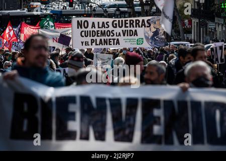 Madrid, Spanien. 03. April 2022. Die Demonstranten halten während einer Demonstration gegen den Ukraine-Krieg und die Rolle der NATO als „imperialistischer Expansionismus“ in Madrid ein Transparent mit der Aufschrift „Keine Kriege, lasst uns für das Leben und den Planeten sorgen“. Kredit: SOPA Images Limited/Alamy Live Nachrichten Stockfoto