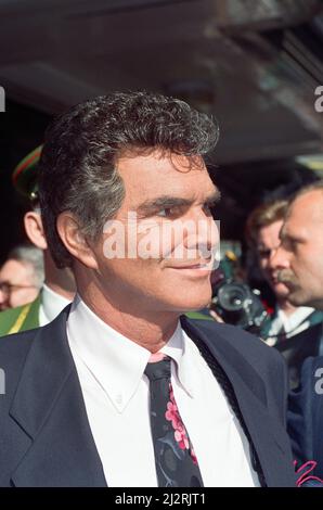 Der amerikanische Schauspieler Burt Reynolds eröffnet den Harrods Sale. 7.. Juli 1993. Stockfoto