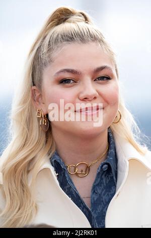 Louane Emera nimmt an der Visions Photocall während des Canneseries Festival 5. am 03. April 2022 in Cannes, Frankreich, Teil. Foto von David Niviere/ABACAPRESS.COM Stockfoto