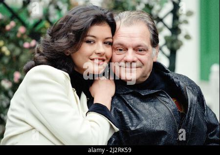 Einige der Darsteller der Fernsehserie „The Darling Buds of May“, die beim Start der zweiten Serie abgebildet wurde. Im Bild Catherine Zeta Jones (Mariette) und David Jason (Pop Larkin). 17.. Januar 1992. Stockfoto