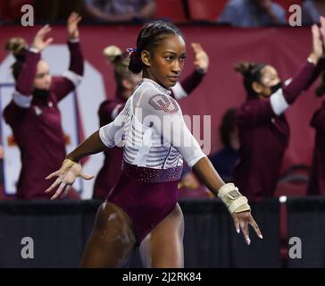 Norman, OK, USA. 2. April 2022. Danae Fletcher aus Oklahoma führt ihre Bodenroutine während der Finals des NCAA Women's Gymnastics Norman Regional im Lloyd Noble Center in Norman, OK, durch. Kyle Okita/CSM/Alamy Live News Stockfoto