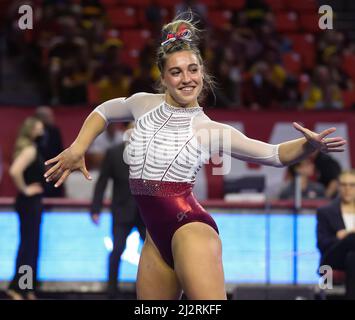 Norman, OK, USA. 2. April 2022. Danielle Sievers aus Oklahoma führt ihre Bodenroutine während der Finals des NCAA Women's Gymnastics Norman Regional im Lloyd Noble Center in Norman, OK, durch. Kyle Okita/CSM/Alamy Live News Stockfoto