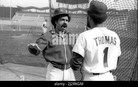 Davey Lopes im Gespräch mit Derrel Thomas in der Nähe des Schlagkäfigs im Dodger Stadium in Los Angeles, CA Stockfoto