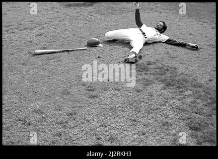 Los Angeles Dodger Spieler Derrel Thomas Stretching vor einem Spiel im Dodger Stadium. Stockfoto